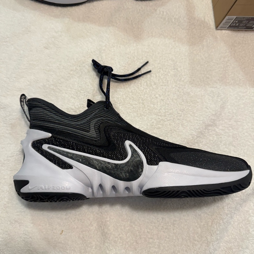 NEW IN BOX NEVER WORN Nike Cosmic Unity 2